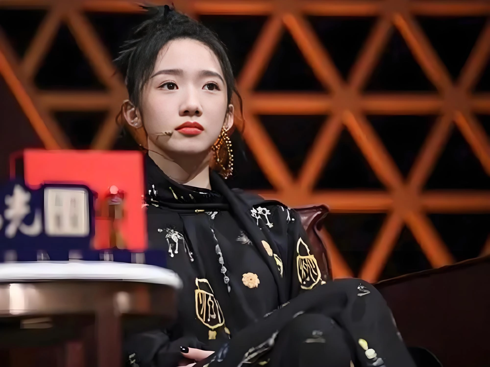 网友吐槽：恬不知耻！一首代表作都没有，却能当乐坛顶流，这些小丑真不害臊