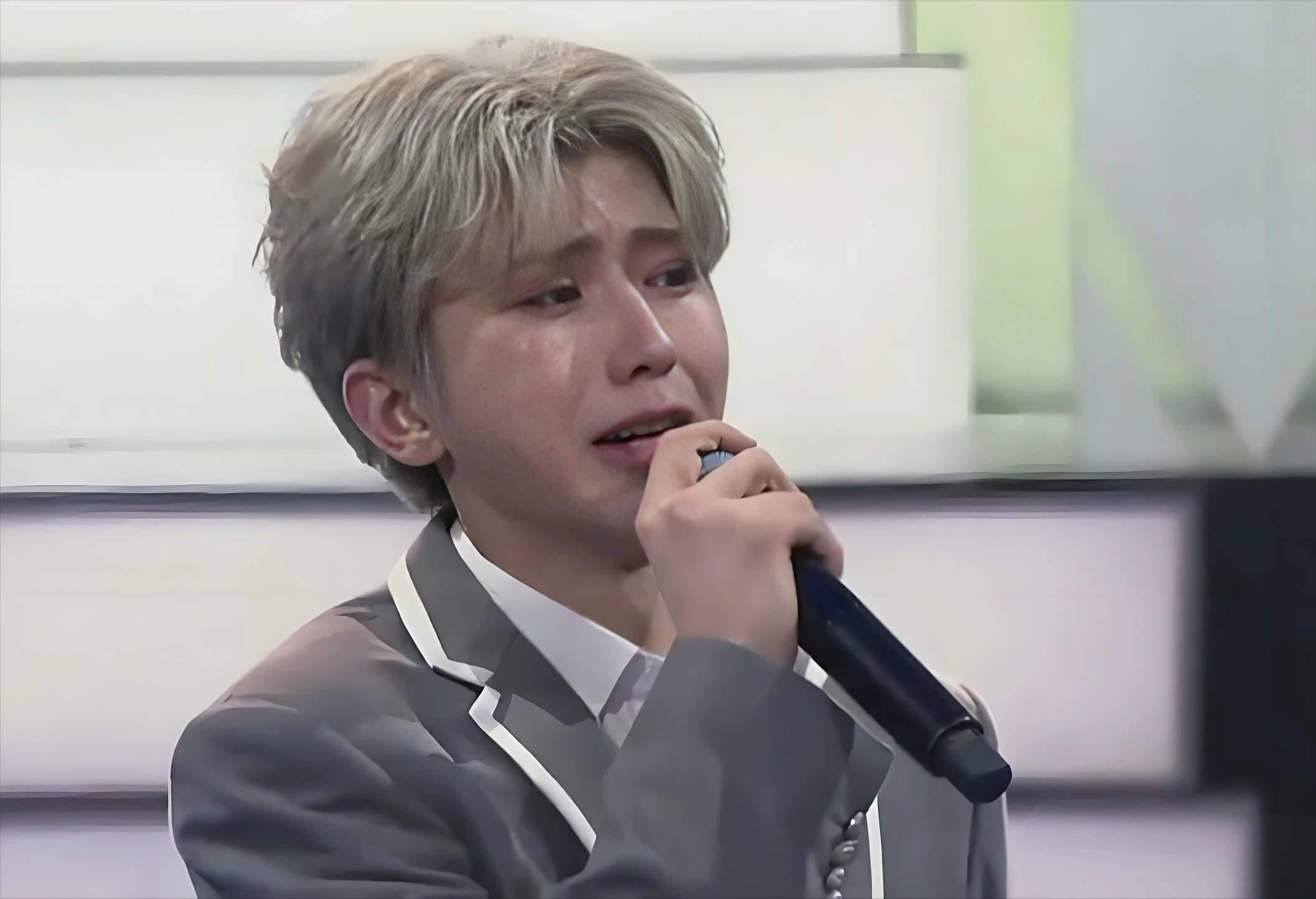 网友吐槽：恬不知耻！一首代表作都没有，却能当乐坛顶流，这些小丑真不害臊