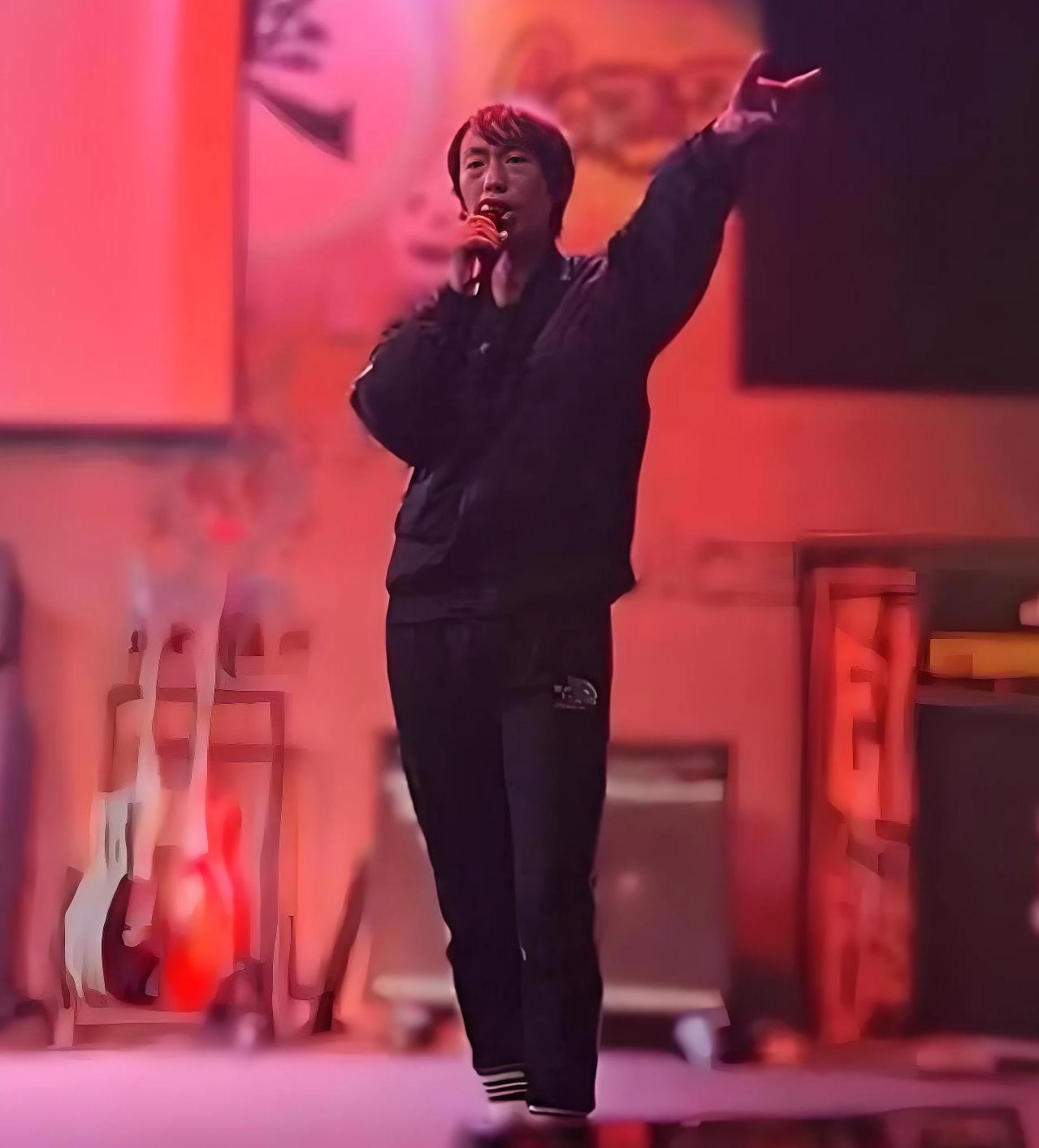 网友吐槽：恬不知耻！一首代表作都没有，却能当乐坛顶流，这些小丑真不害臊