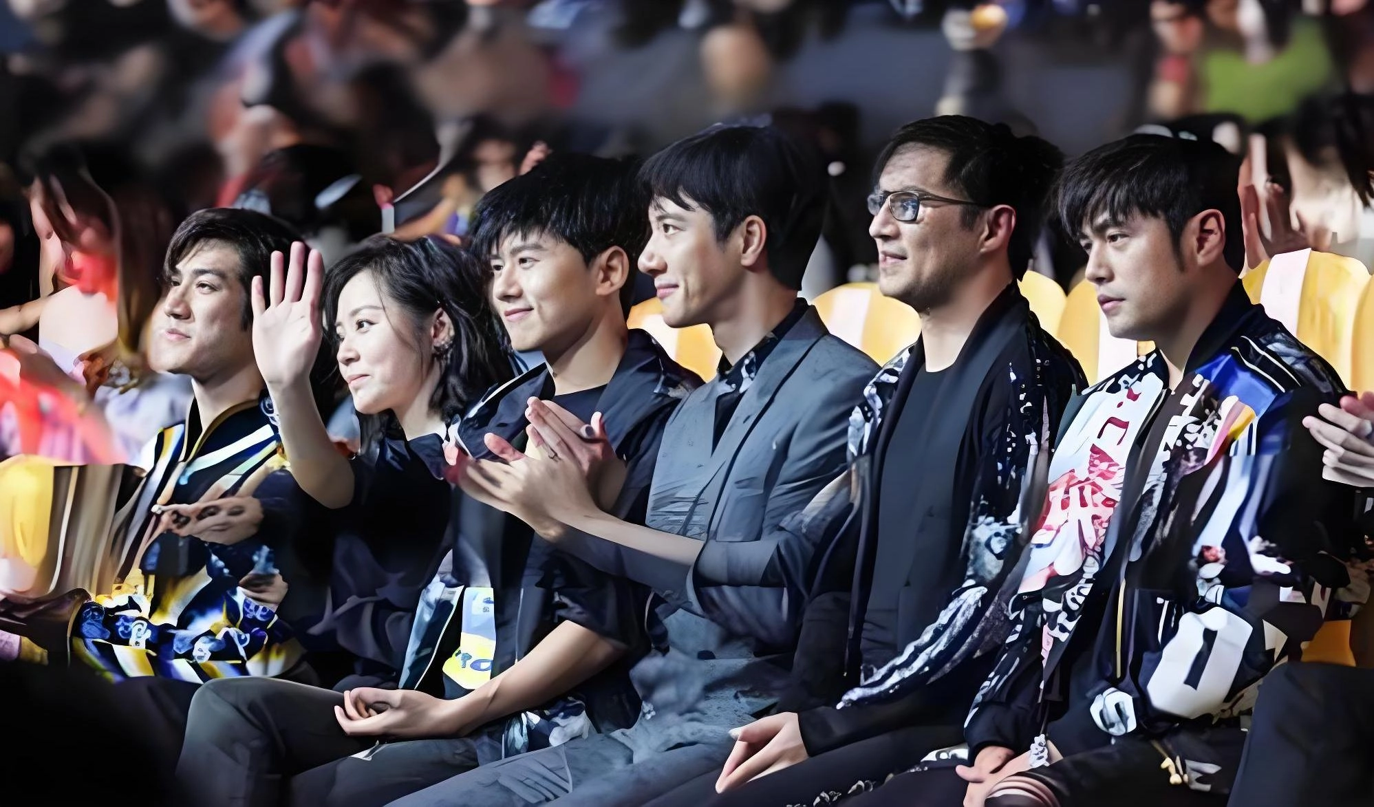 网友吐槽：恬不知耻！一首代表作都没有，却能当乐坛顶流，这些小丑真不害臊