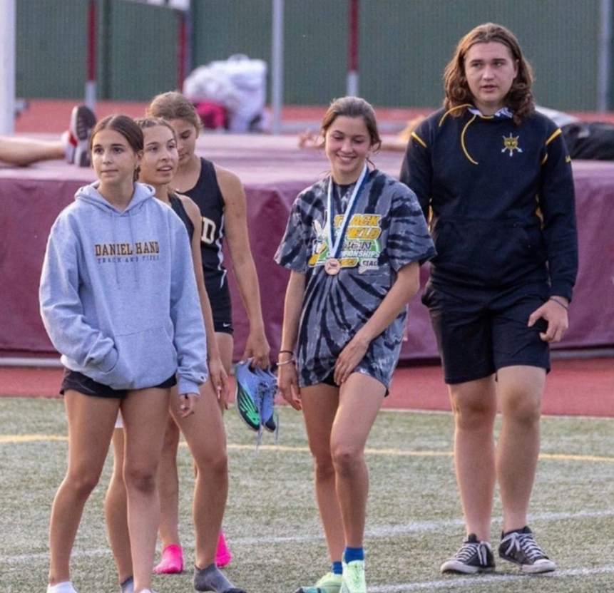 美国女子击剑运动员单膝下跪拒绝与跨性别者比赛，被裁判罚出场