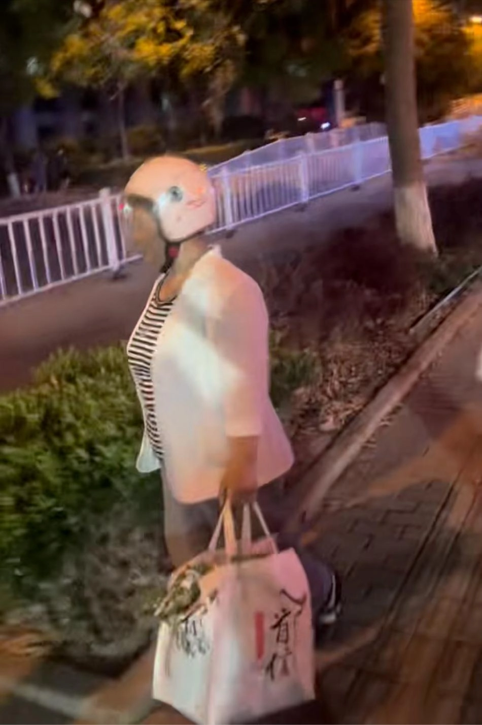 上海一女子曝光槐花刺客,天天半夜锯树偷槐花,路两旁的树都秃了