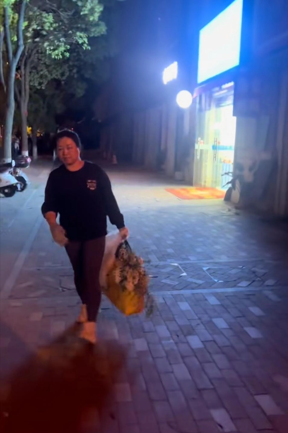 上海一女子曝光槐花刺客,天天半夜锯树偷槐花,路两旁的树都秃了