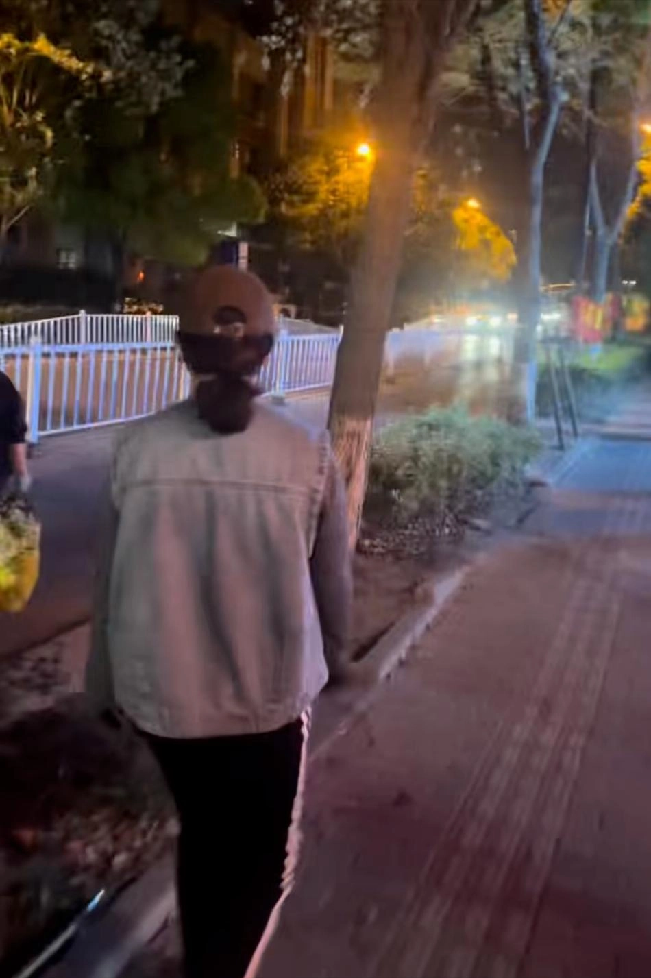上海一女子曝光槐花刺客,天天半夜锯树偷槐花,路两旁的树都秃了