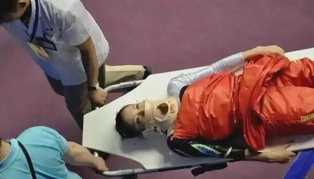 反转!网络泡沫散去后,吴柳芳终于公布擦边原因,真相令人泪目