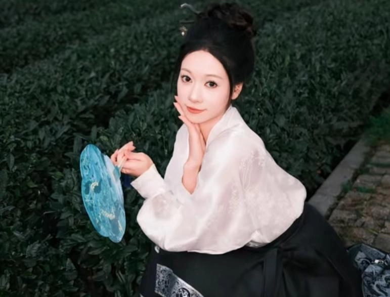 反转!网络泡沫散去后,吴柳芳终于公布擦边原因,真相令人泪目