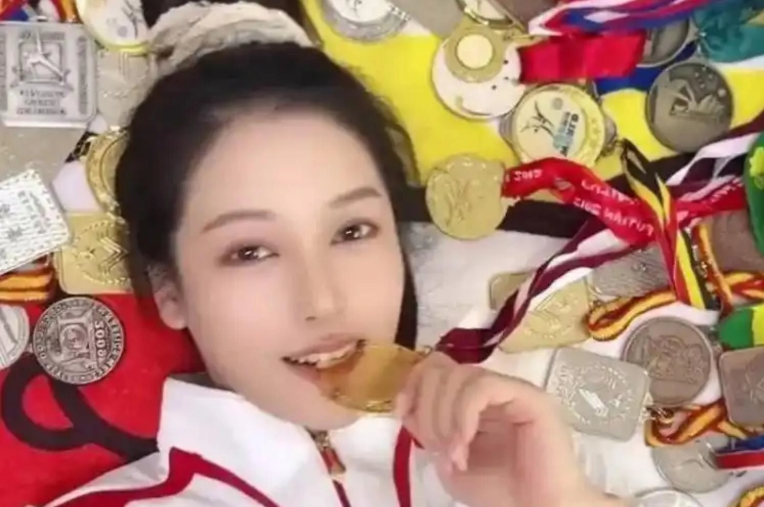 反转!网络泡沫散去后,吴柳芳终于公布擦边原因,真相令人泪目