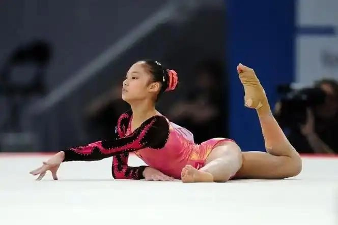 反转!网络泡沫散去后,吴柳芳终于公布擦边原因,真相令人泪目