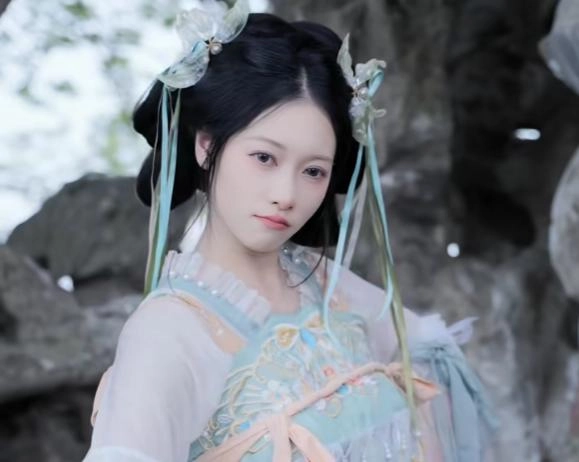 反转!网络泡沫散去后,吴柳芳终于公布擦边原因,真相令人泪目