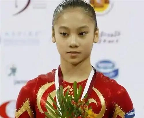 反转!网络泡沫散去后,吴柳芳终于公布擦边原因,真相令人泪目