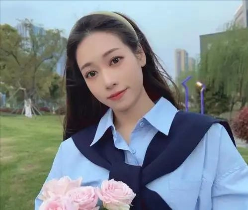 反转!网络泡沫散去后,吴柳芳终于公布擦边原因,真相令人泪目