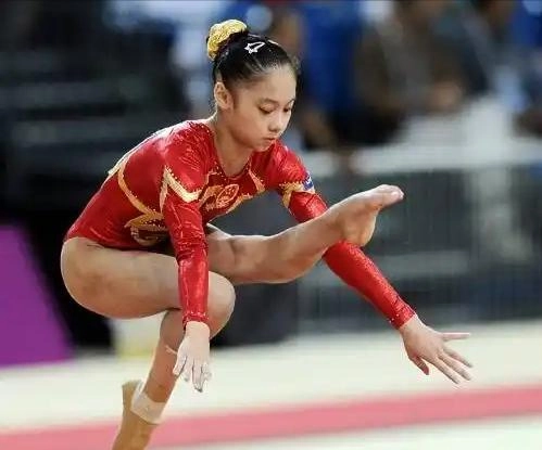 反转!网络泡沫散去后,吴柳芳终于公布擦边原因,真相令人泪目