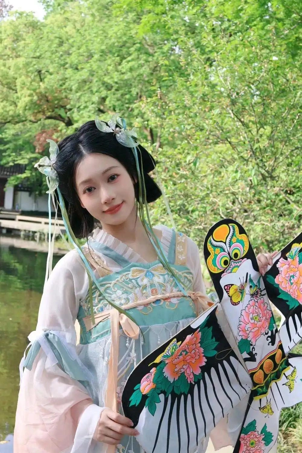 从冠军到 “擦边女主播”!她的一句 “给妈妈治病” 让全网沉默