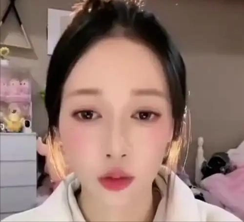 反转!网络泡沫散去后,吴柳芳终于公布擦边原因,真相令人泪目