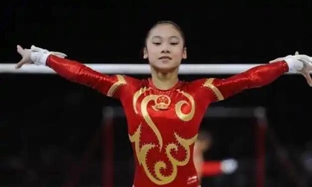 反转!网络泡沫散去后,吴柳芳终于公布擦边原因,真相令人泪目