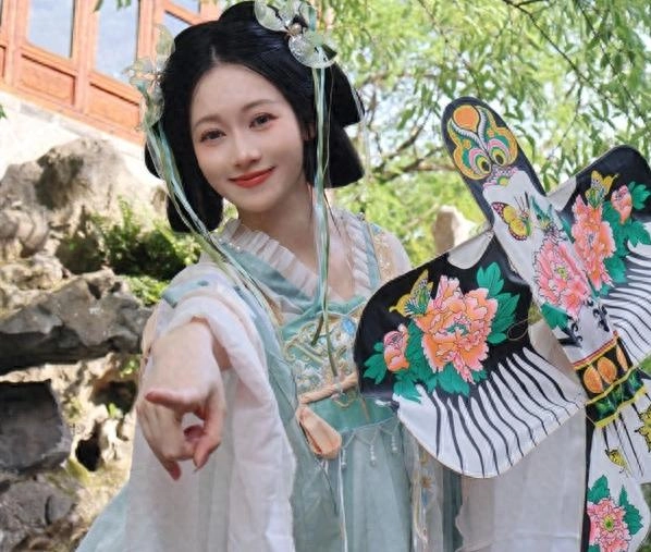 反转!网络泡沫散去后,吴柳芳终于公布擦边原因,真相令人泪目