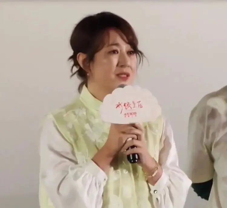 “正常夫妻却不能公开露面”!家人遭网暴长达10年,马丽哭了:最坏的影响,可能是不再和沈腾合作了