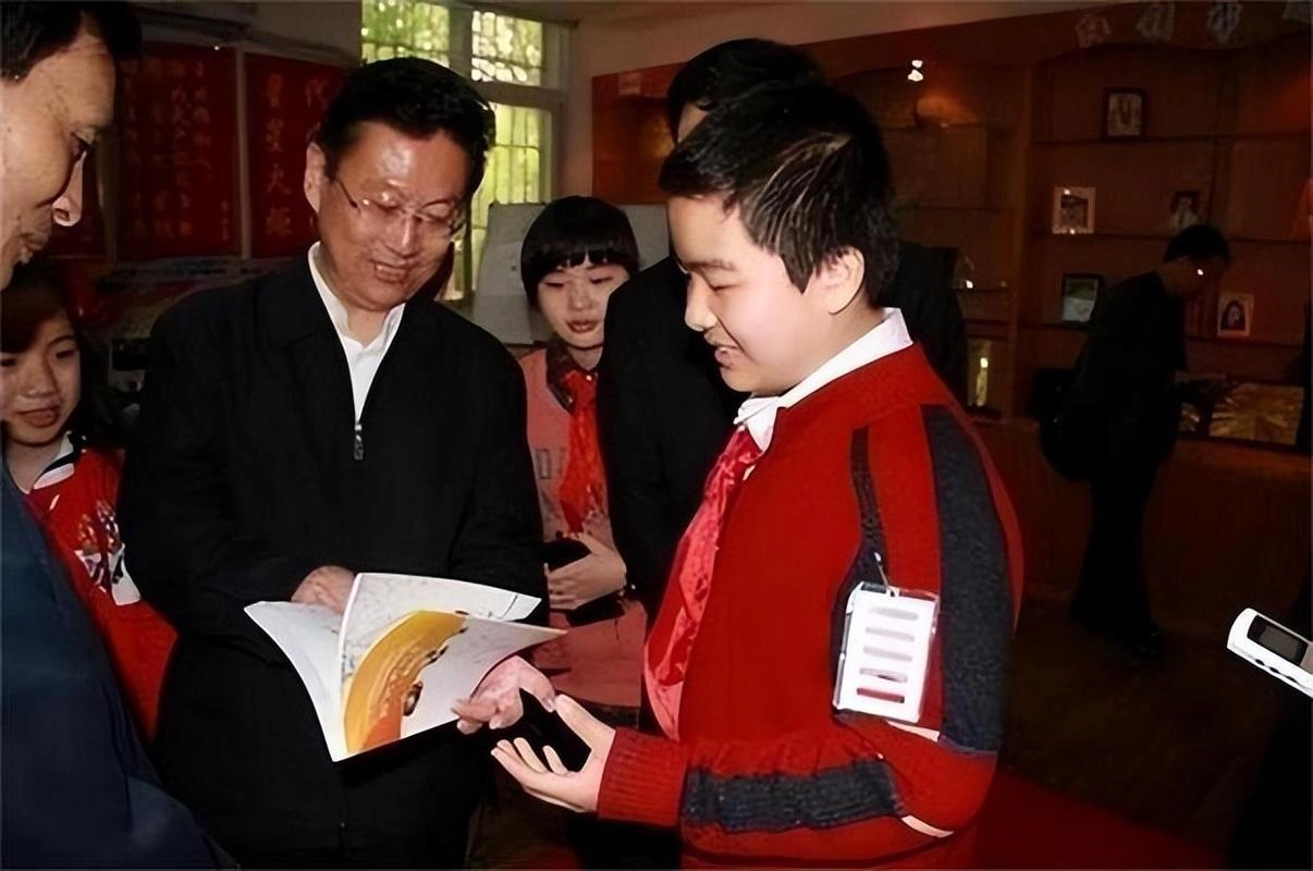 “五道杠”小学生,曾因一脸“官相”而走红,如今状态却令人泯然