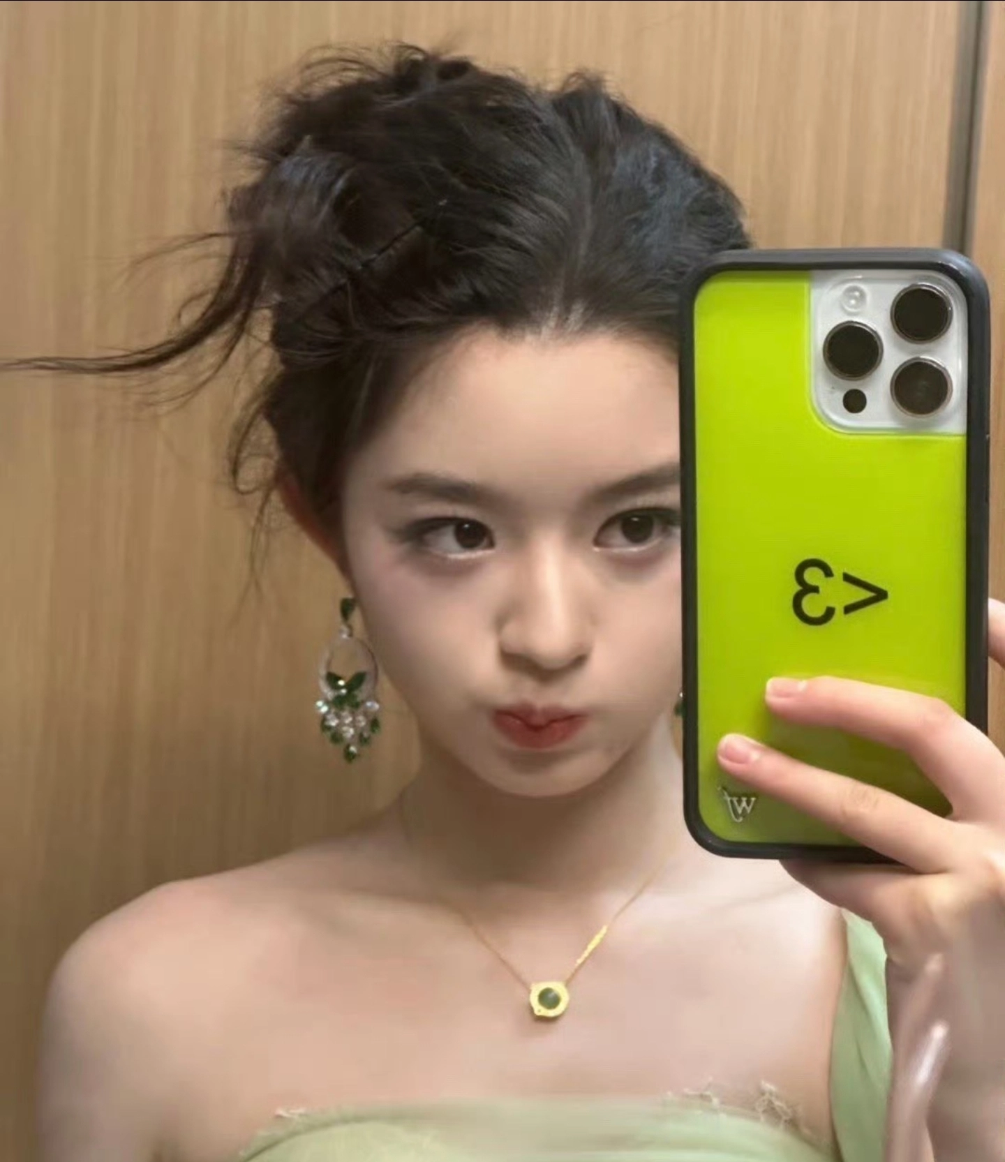 黄杨钿甜奶奶上热搜!全家果然都不简单,媒体呼吁黄妈妈不该隐身