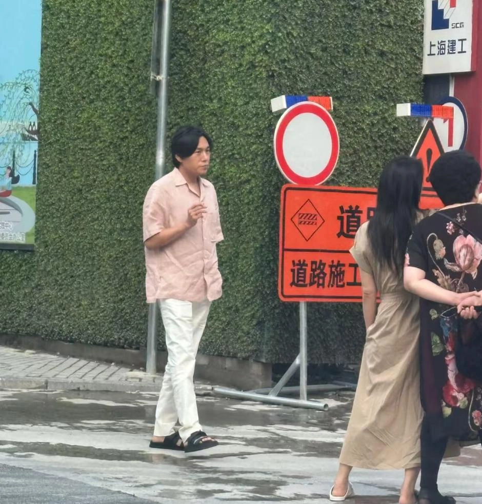伊能静携全家上海看房,穿皱巴巴长裙脚踩拖鞋,与镜头前差别太大