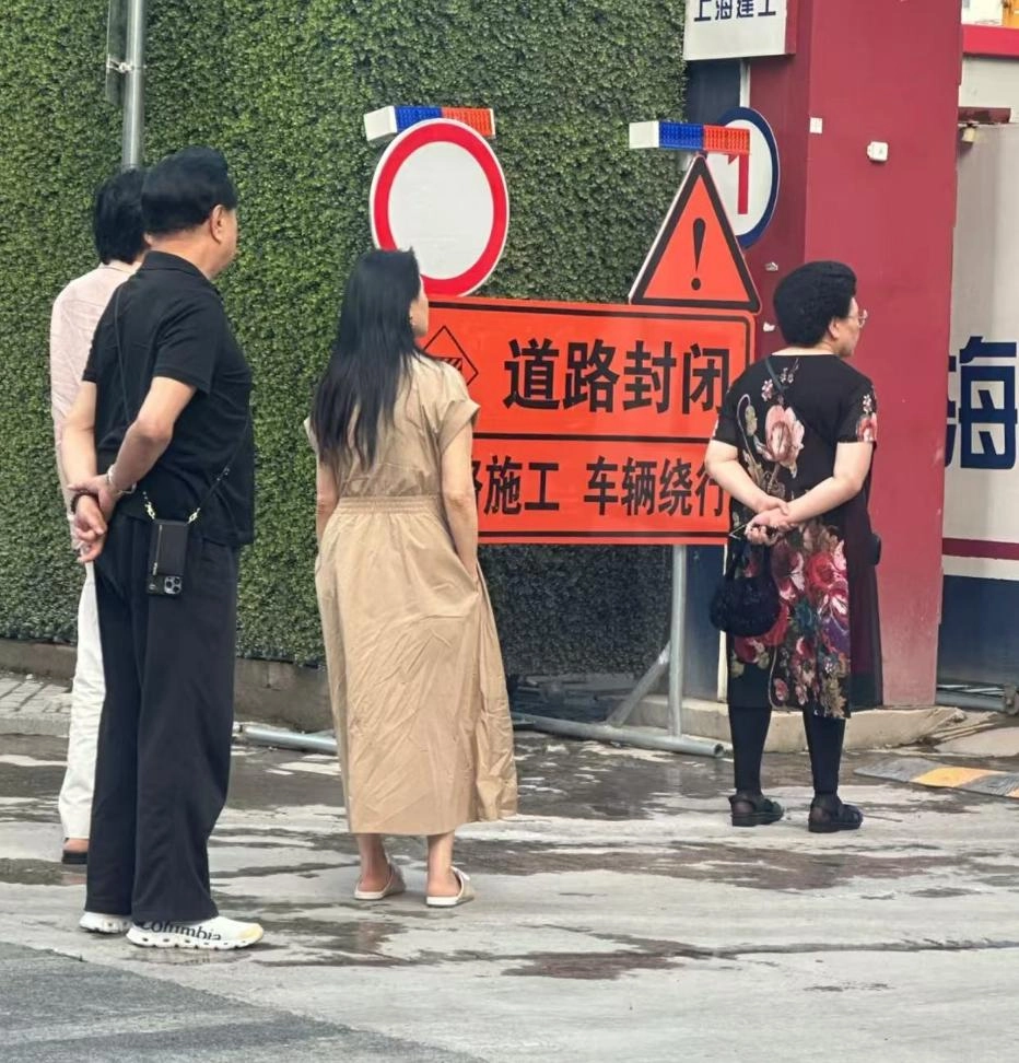 伊能静携全家上海看房,穿皱巴巴长裙脚踩拖鞋,与镜头前差别太大