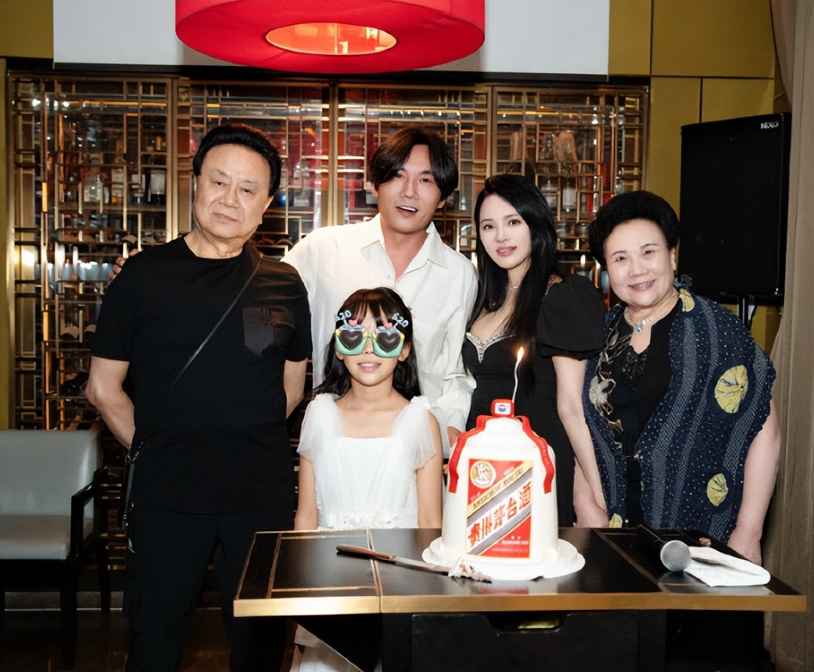 伊能静携全家上海看房,穿皱巴巴长裙脚踩拖鞋,与镜头前差别太大