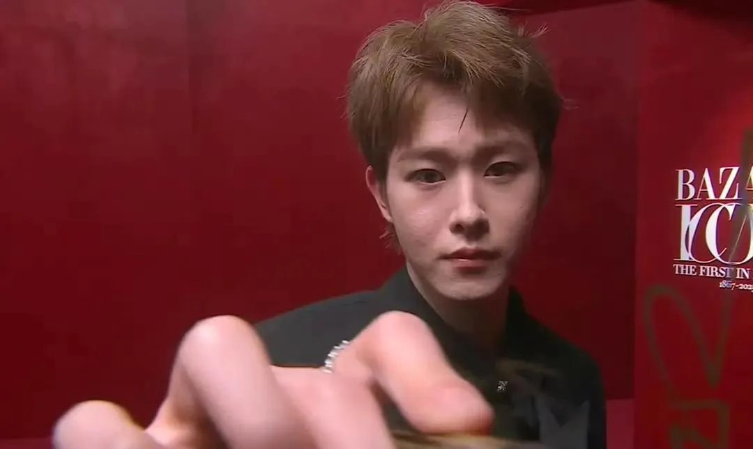 芭莎之夜，被镜头签吓死，杨幂不敢露脸，只有赵今麦扛住了！