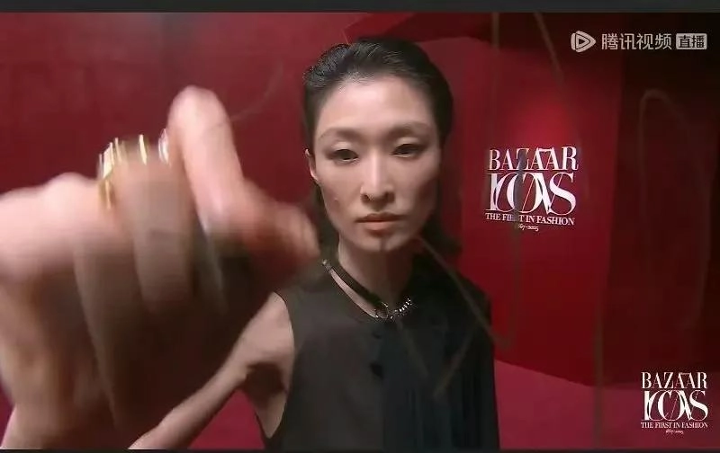 芭莎之夜，被镜头签吓死，杨幂不敢露脸，只有赵今麦扛住了！