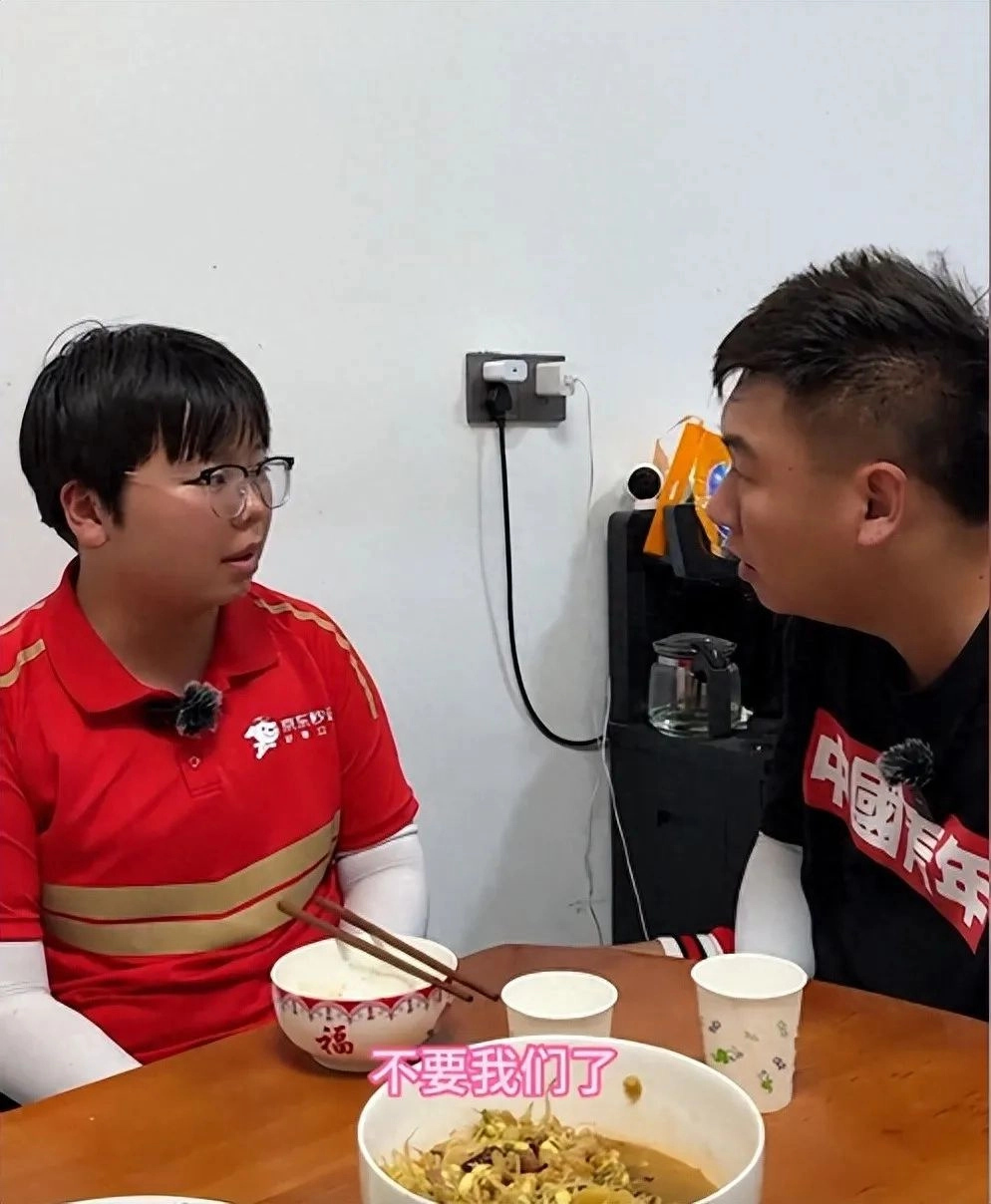 江苏05年女生跑外卖独自养活3个弟妹!京东回应:已在办入职,将缴纳五险一金