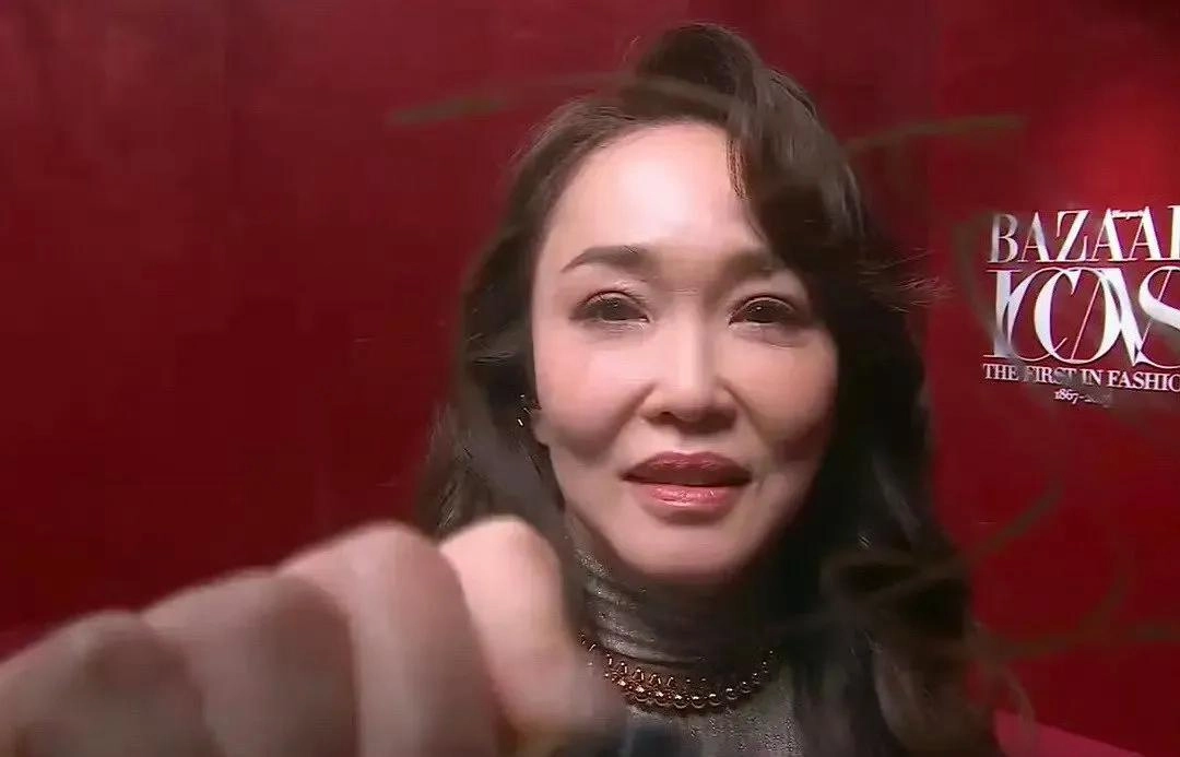 芭莎之夜，被镜头签吓死，杨幂不敢露脸，只有赵今麦扛住了！