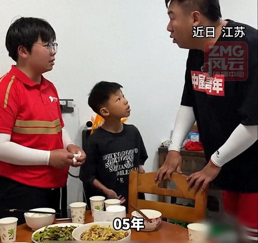 江苏05年女生跑外卖独自养活3个弟妹!京东回应:已在办入职,将缴纳五险一金