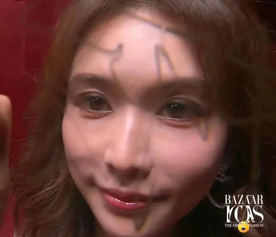 芭莎之夜，被镜头签吓死，杨幂不敢露脸，只有赵今麦扛住了！