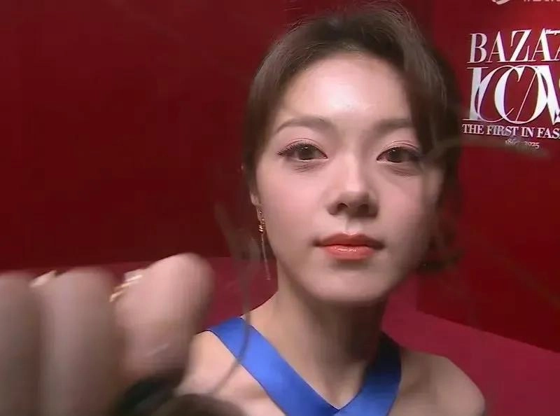 芭莎之夜，被镜头签吓死，杨幂不敢露脸，只有赵今麦扛住了！