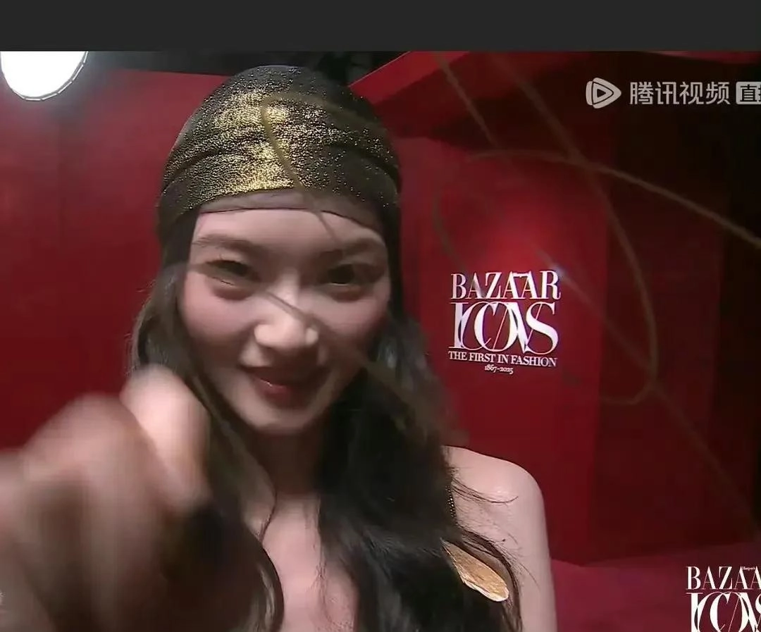芭莎之夜，被镜头签吓死，杨幂不敢露脸，只有赵今麦扛住了！