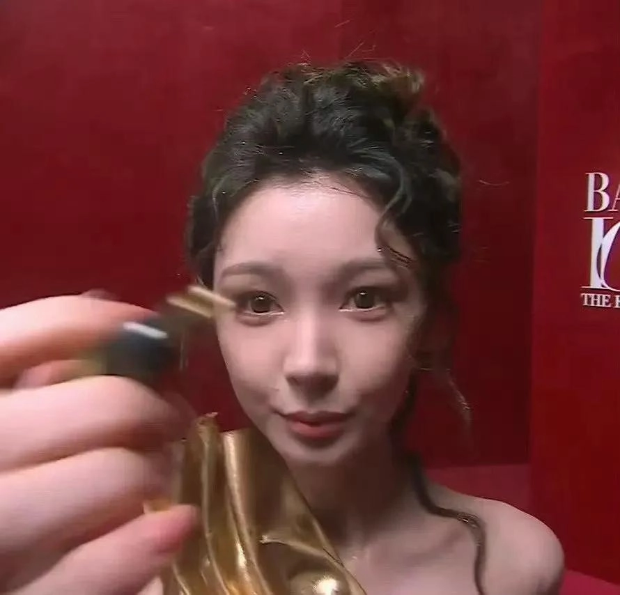 芭莎之夜，被镜头签吓死，杨幂不敢露脸，只有赵今麦扛住了！