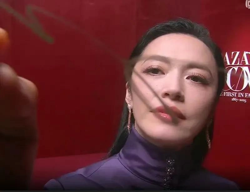 芭莎之夜，被镜头签吓死，杨幂不敢露脸，只有赵今麦扛住了！