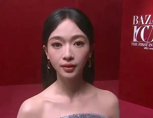 芭莎之夜，被镜头签吓死，杨幂不敢露脸，只有赵今麦扛住了！