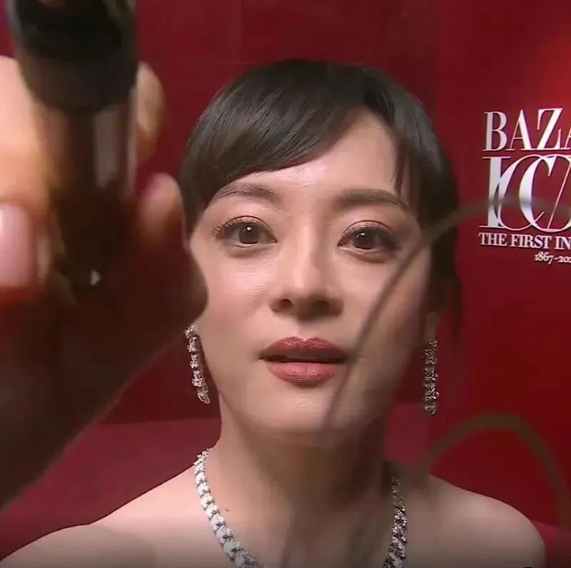 芭莎之夜，被镜头签吓死，杨幂不敢露脸，只有赵今麦扛住了！