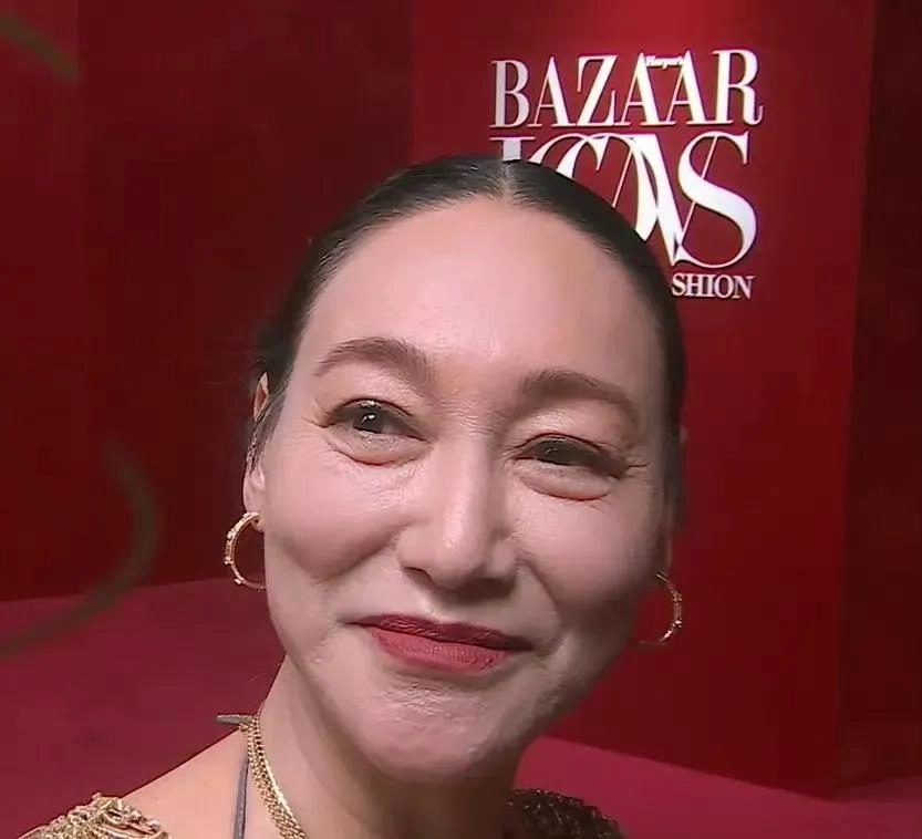 芭莎之夜，被镜头签吓死，杨幂不敢露脸，只有赵今麦扛住了！