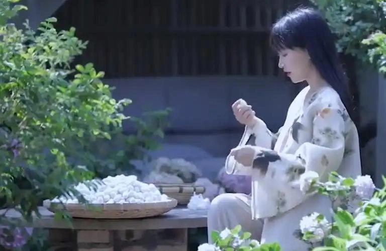 李子柒现身成都国际非遗节：紫裙造型惊艳全场，宛如仙女下凡