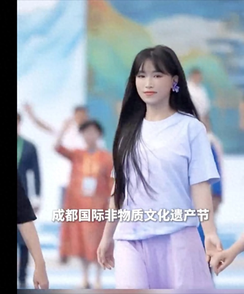 李子柒现身成都国际非遗节：紫裙造型惊艳全场，宛如仙女下凡 - 万事屋 | 生活·动漫·娱乐综合社区-银魂同好聚集地