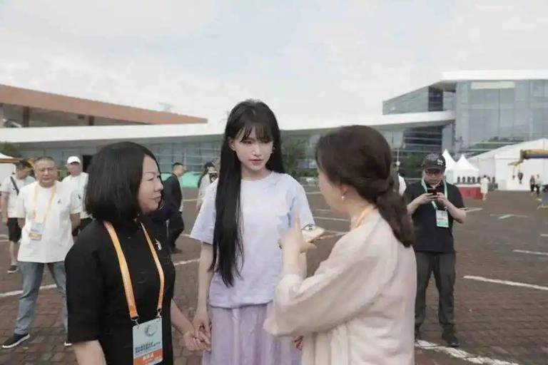 李子柒现身成都国际非遗节：紫裙造型惊艳全场，宛如仙女下凡