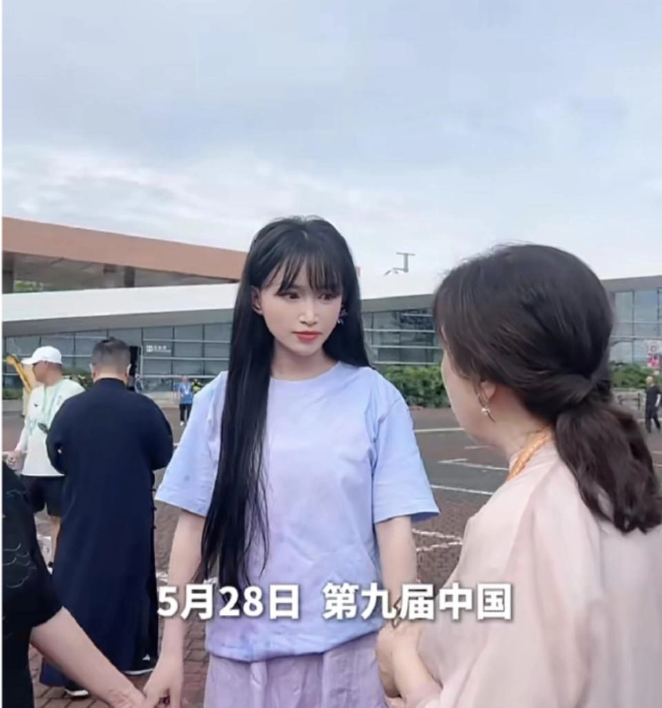 李子柒现身成都国际非遗节：紫裙造型惊艳全场，宛如仙女下凡