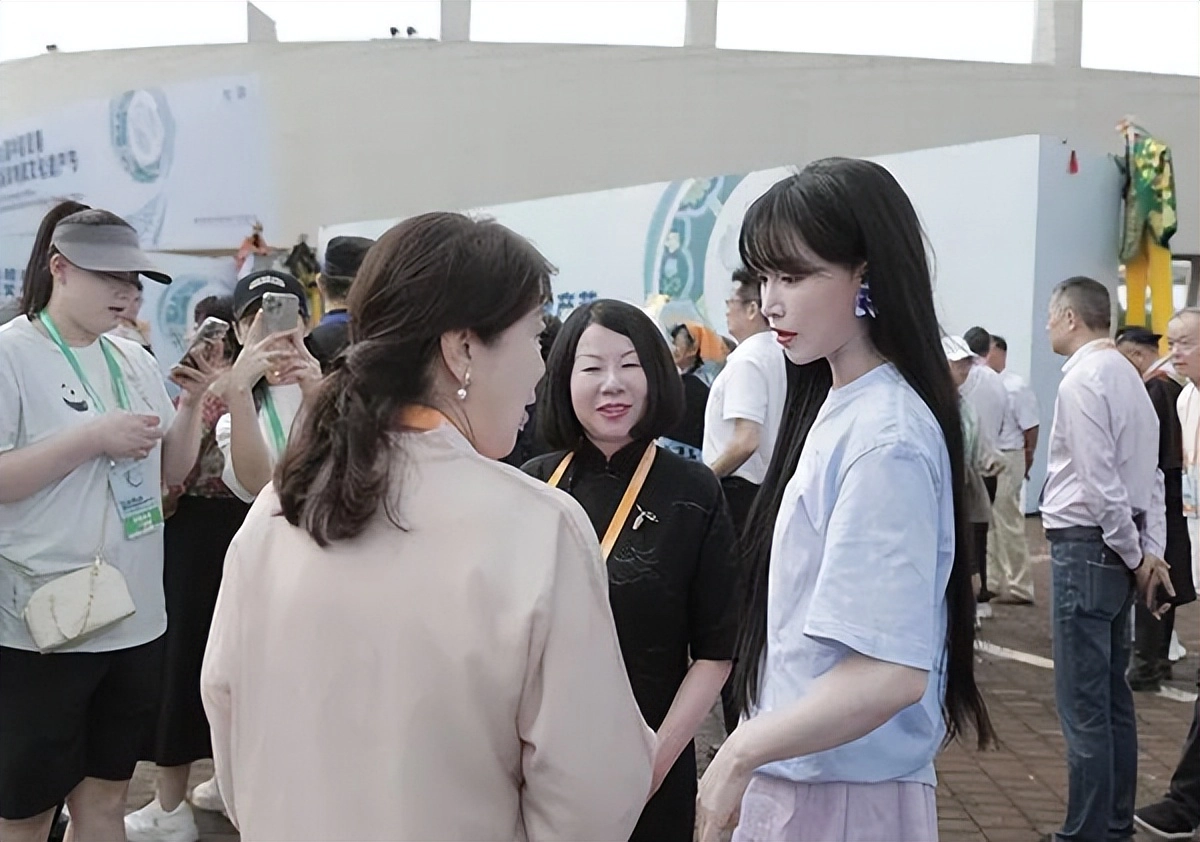 李子柒现身成都国际非遗节：紫裙造型惊艳全场，宛如仙女下凡