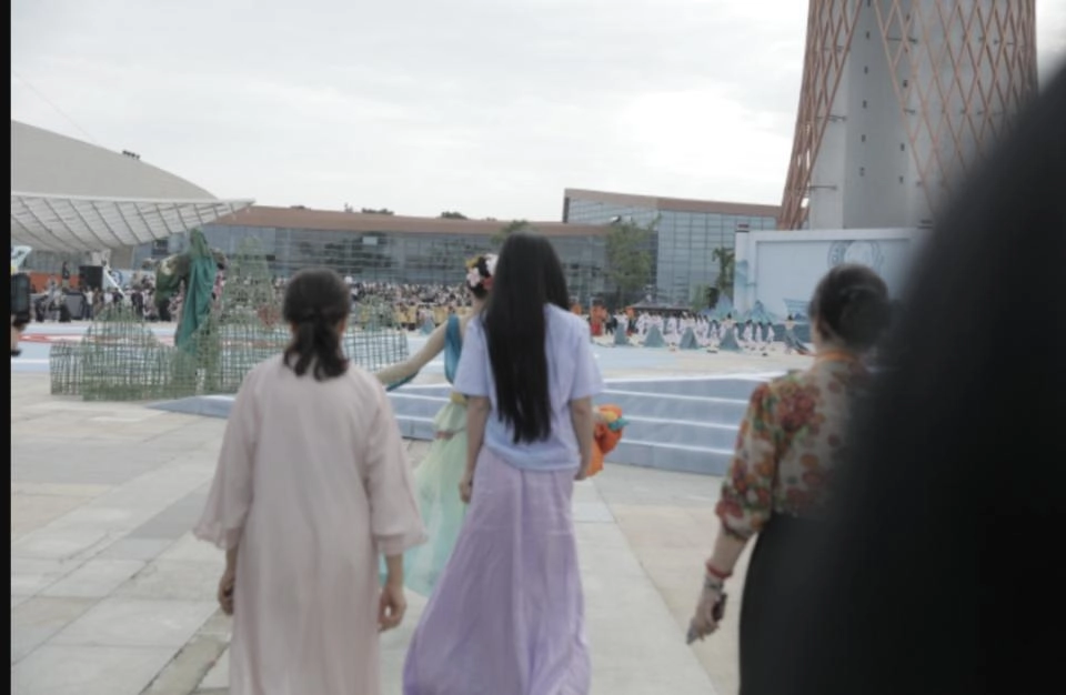 李子柒现身成都国际非遗节：紫裙造型惊艳全场，宛如仙女下凡