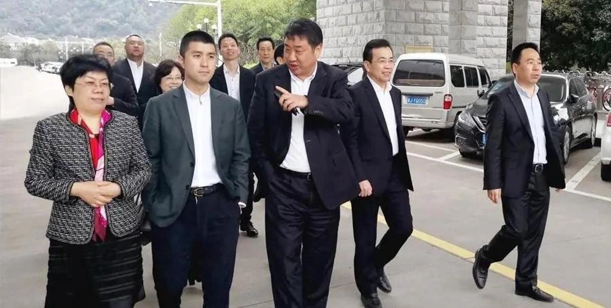 百亿骗局:浙江富豪卷53亿潜美,30万人血本无归