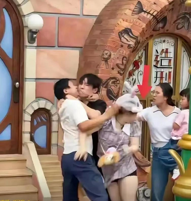 后续来了,上海迪士尼打架事件,警方发通告,网友舆论风向一边倒