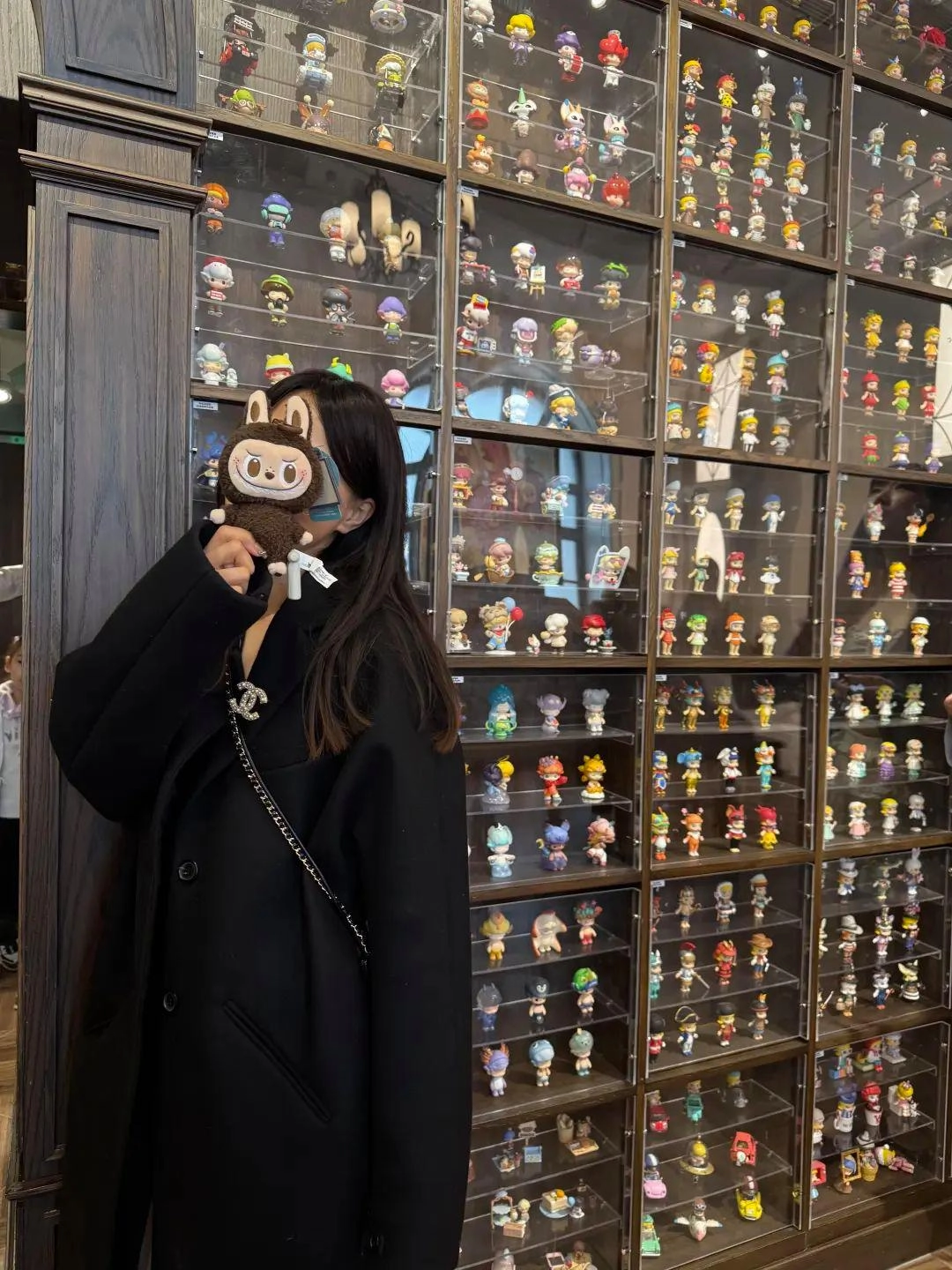 女生兼职给LABUBU钩衣服月入超2万 月销超过300单