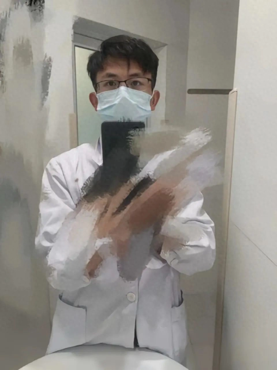 实习医生举报医疗腐败后坠楼身亡,卫健部门:调查中