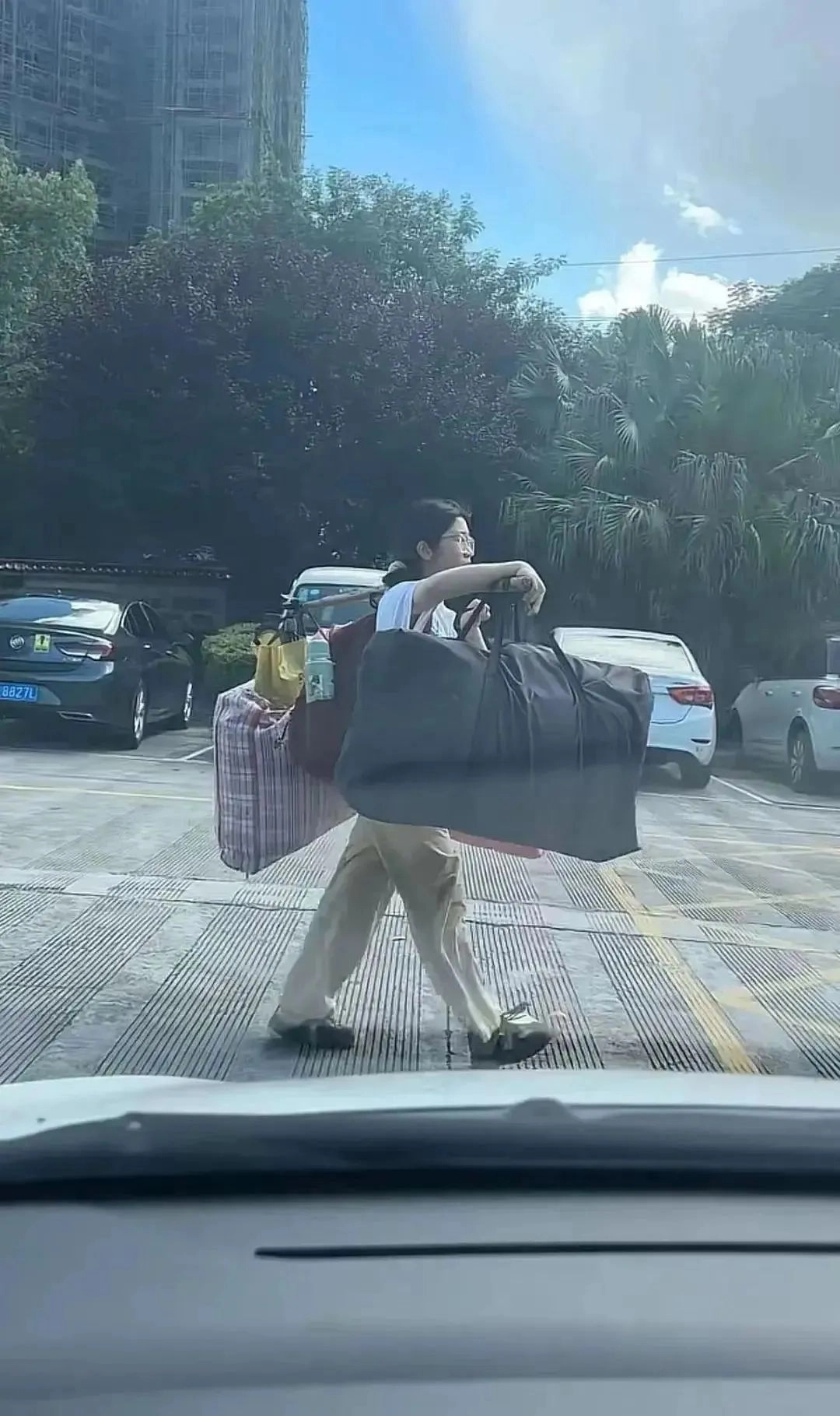 张雪峰喊话高考后扁担挑行李女孩:教育学不是当老师的
